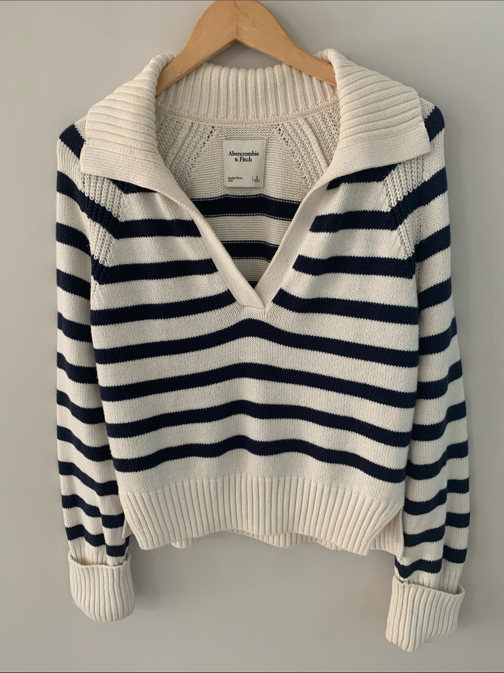 Abercrombie & Fitch Polo Collared V-Neck Striped Sweater Cream Navy Blue Small